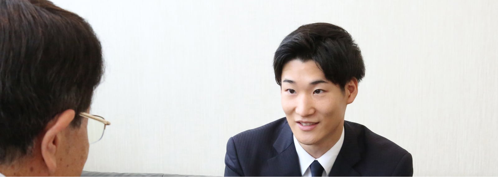 葬祭スタッフが相談している様子