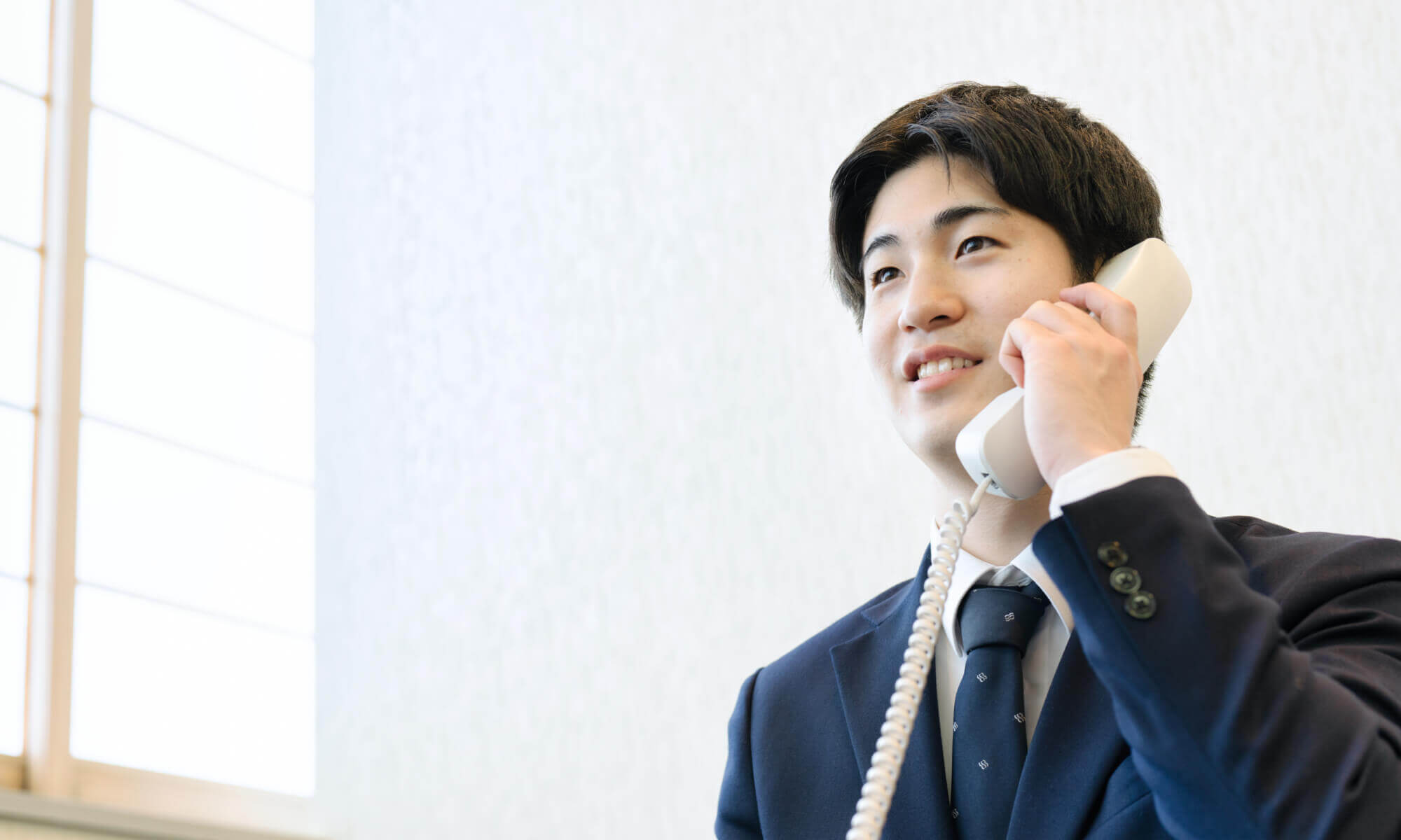 電話対応している写真