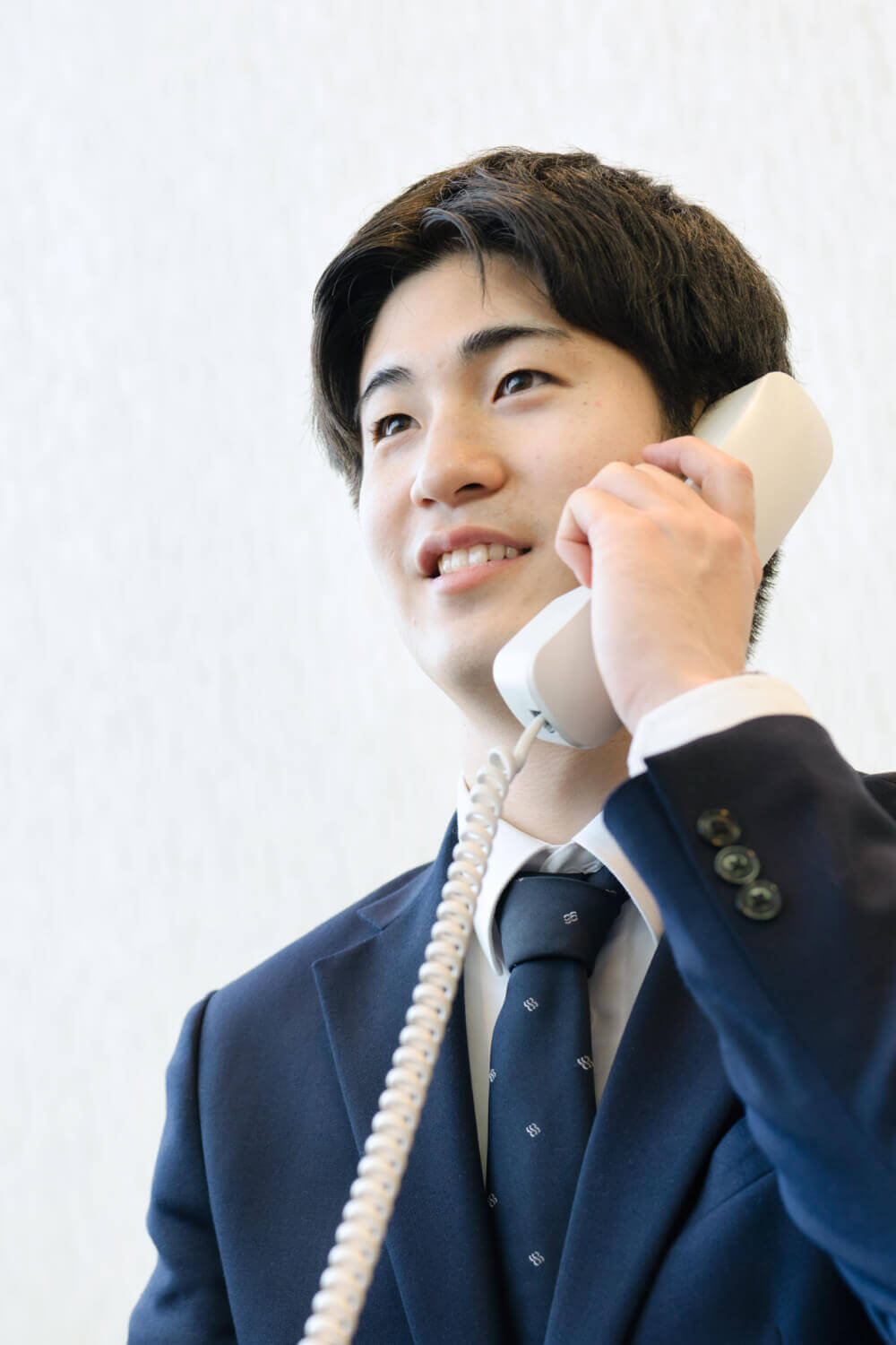 電話で対応している写真