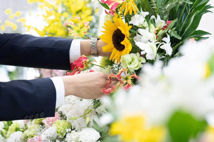 生花部のスタッフが祭壇の花を触っている様子