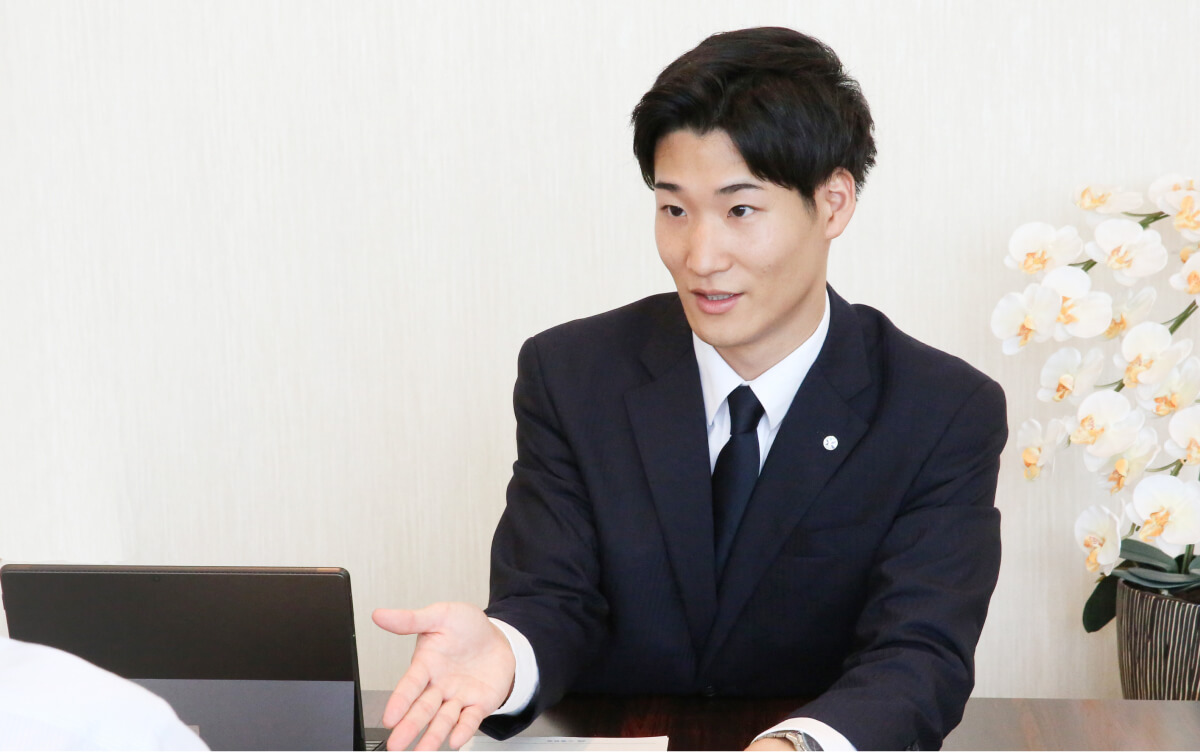 葬祭スタッフが相談してる様子