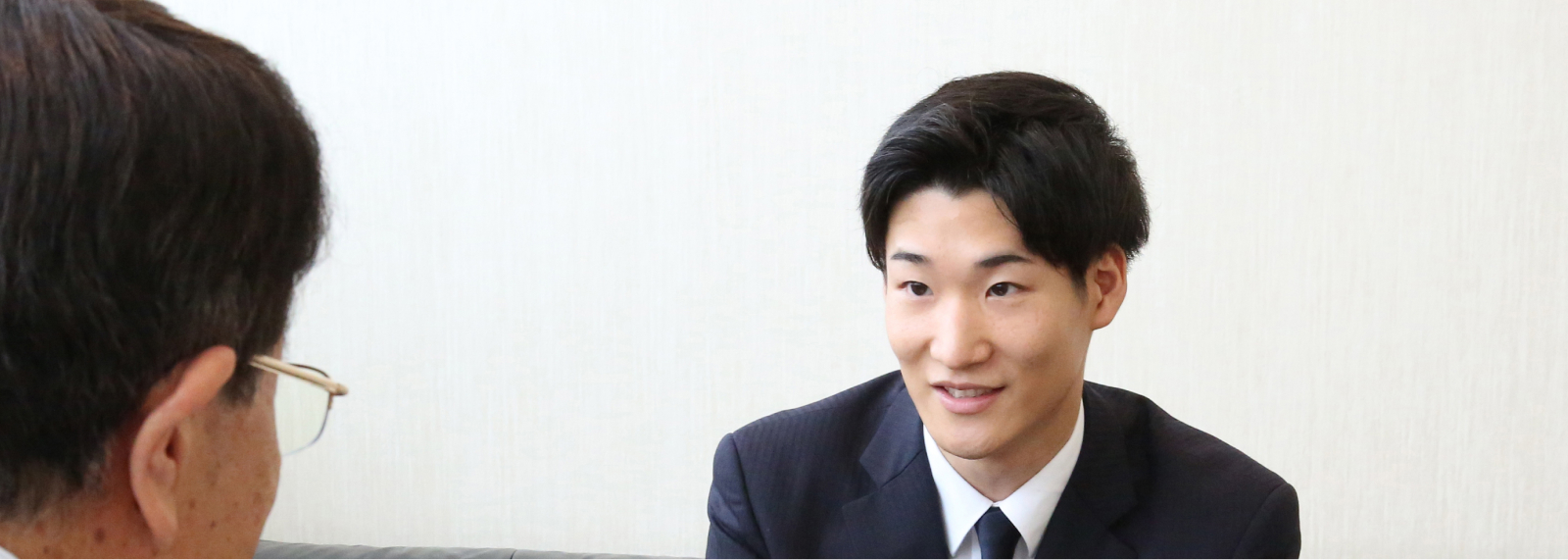 葬祭スタッフが相談している様子