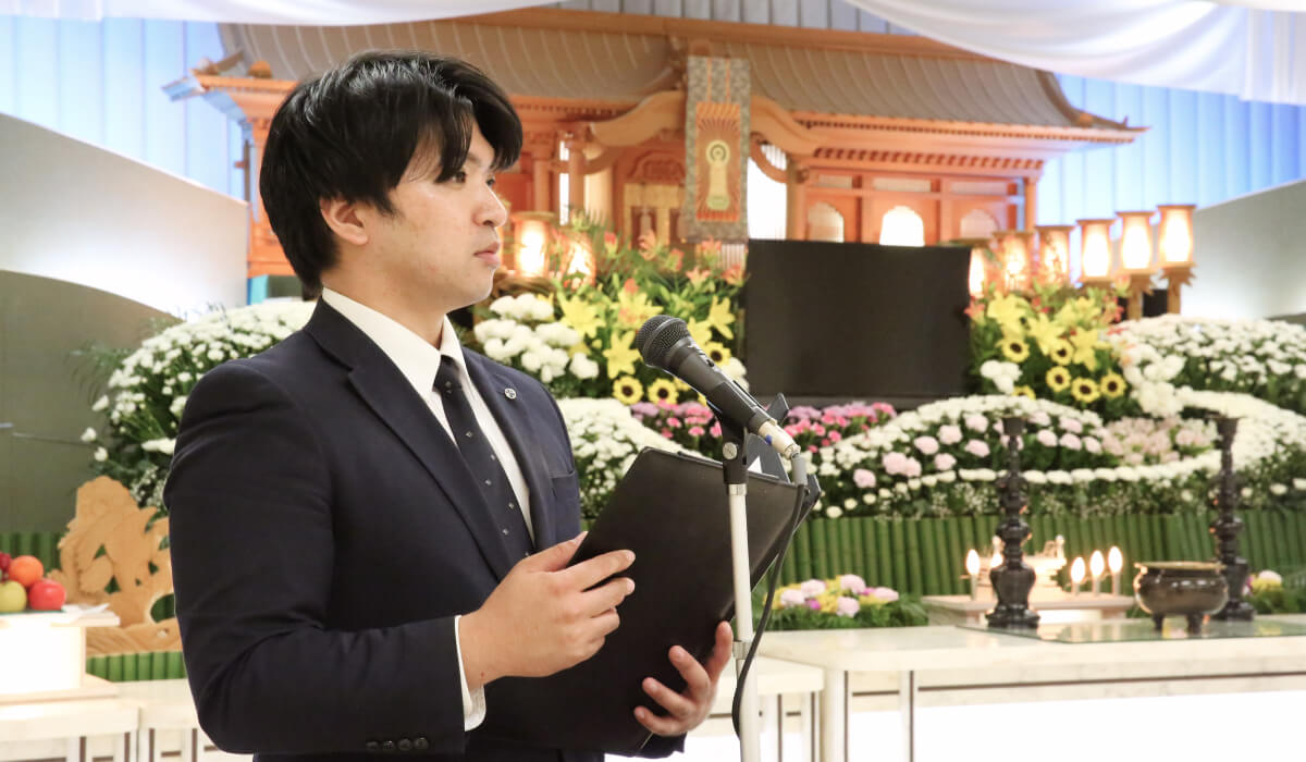 お通夜（2日目）に、葬祭スタッフがお通夜の司会をしている様子