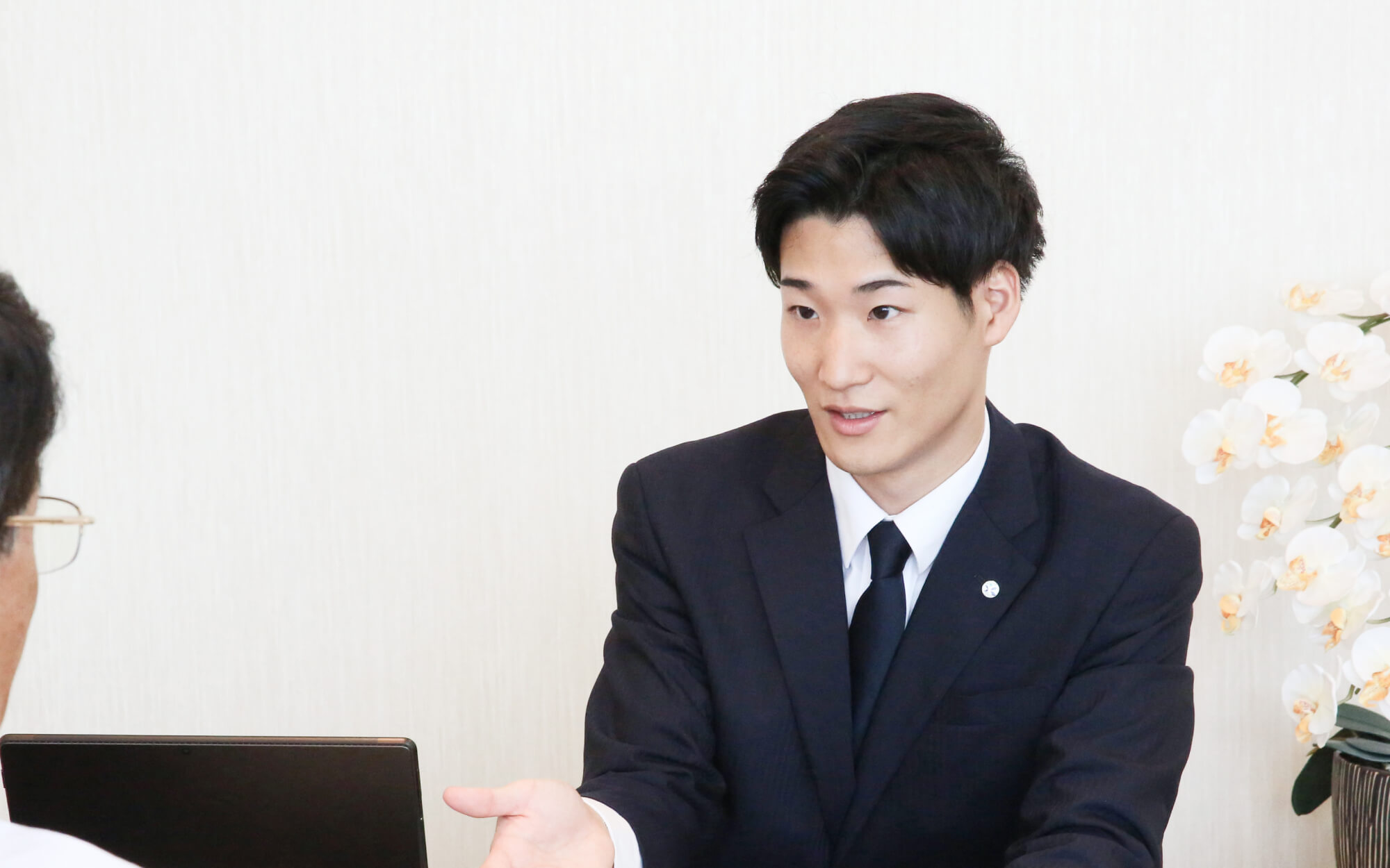 １人の専任担当者が相談に乗ってる様子