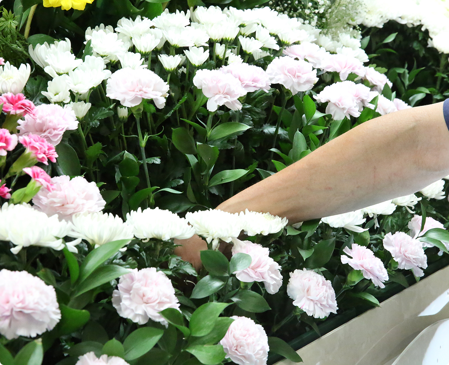 祭壇のグッズを作成している様子