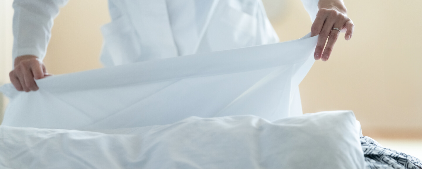 葬祭スタッフの相談している様子